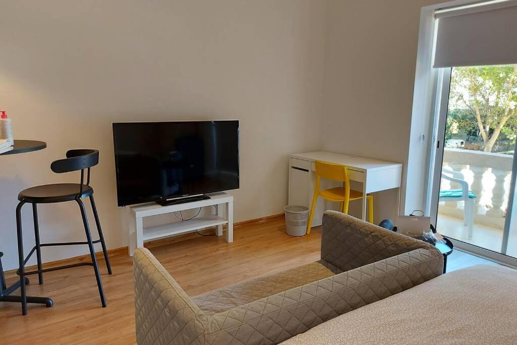 Entire Guest Suite Saint Julian's Екстериор снимка